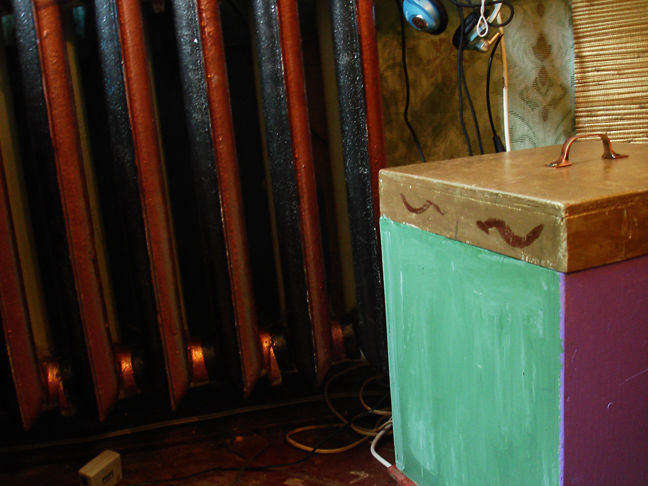 батареи в старом доме и предметы интерьера.jpg