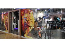 Оформление витрины Black Star Wear