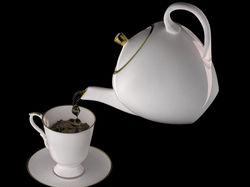 Чайник, наливающий чай в кружку