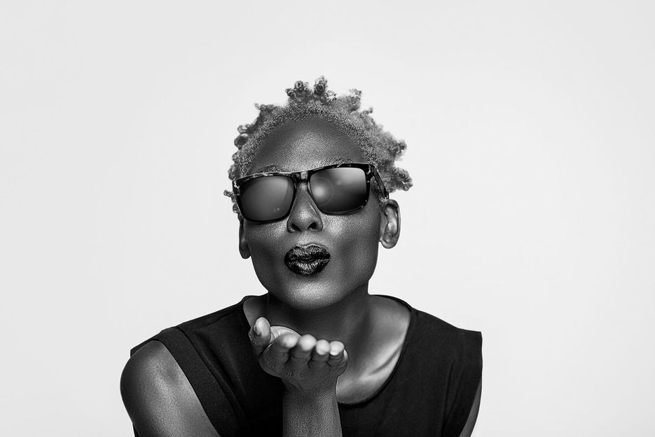 Model-2_Sunglasses-kiss_BW.jpg