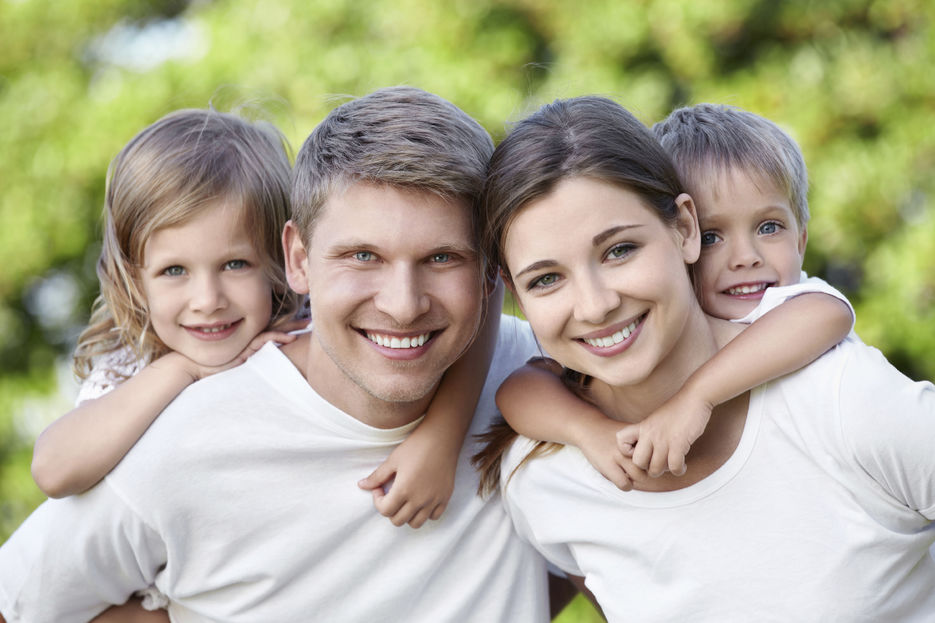 Men_Mother_Boys_Little_girls_Smile_Glance_558746_2716x1810.jpg