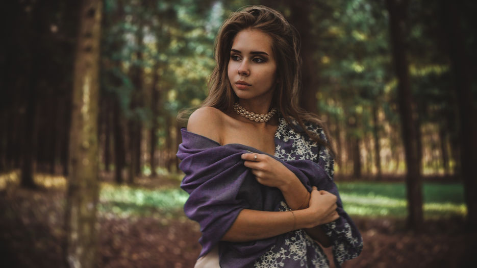 Девушка-в-лесу-с-размытым-фоном.jpg