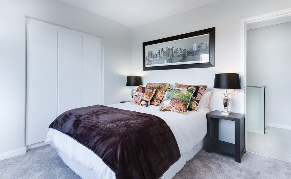modern-minimalist-bedroom-3100786_1280.jpg
