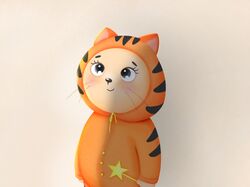 Котик в костюме тигра