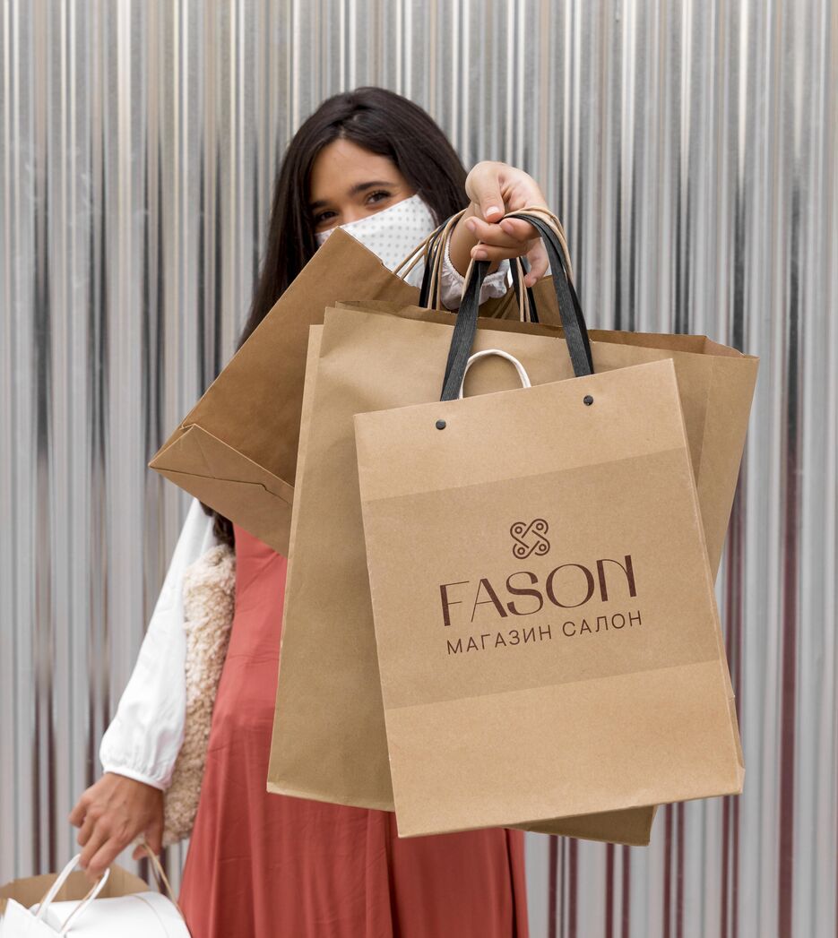 Девушка с пакетами.png