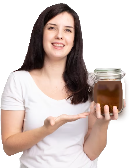 девушка держит в руках мед.png
