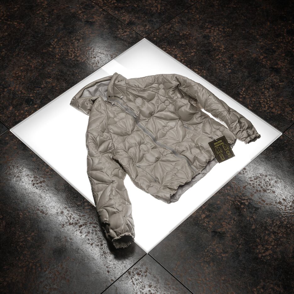 LV_Jacket_04_on_Table_c01_Birka_LR.png