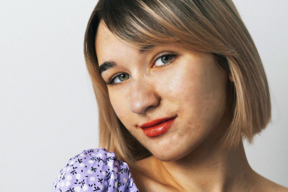close-up-smiley-model-posing.jpg