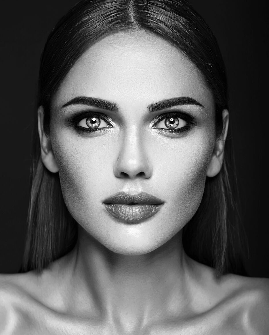 balck-and-white-photo-of-sensual-glamour-portrait-of-beautiful-woman-model-lady.gif