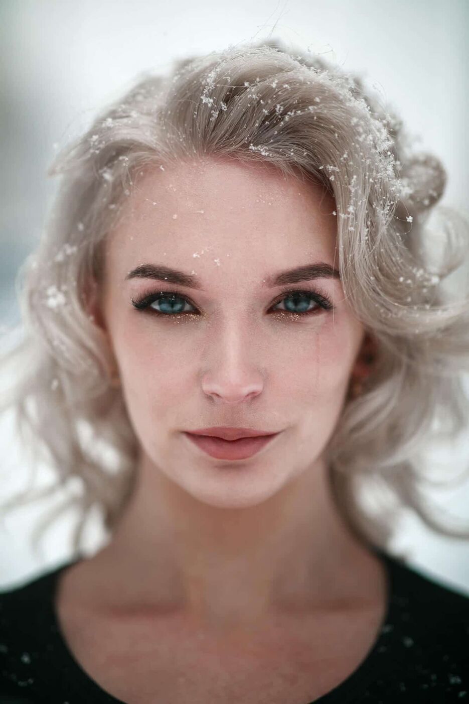 сказочный-портрет-девушки-на-улице-фотосессия-зимой-в-спб.jpg