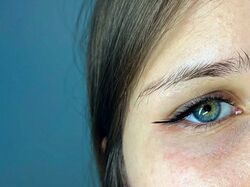 Обробка зони ока