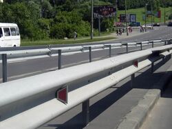 Дорожні огородження: види, функції та правила монтажу