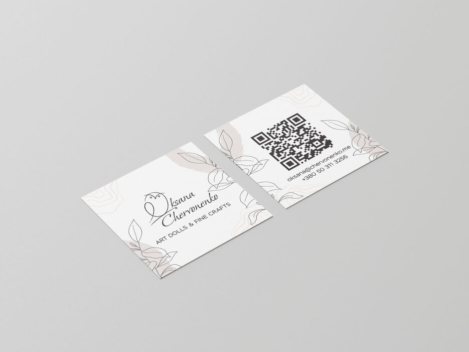 Free_Square_Business_Card_Mockup_5.jpg