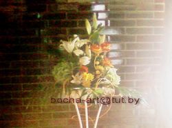 Композиция из живых цветов на входе