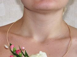 Колье из живых цветов