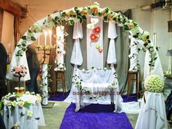 Украшение зала живыми и искусственными цветами